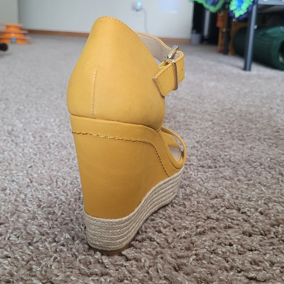 Antonio Melani yellow wedge sandals - Picture 5 of 9